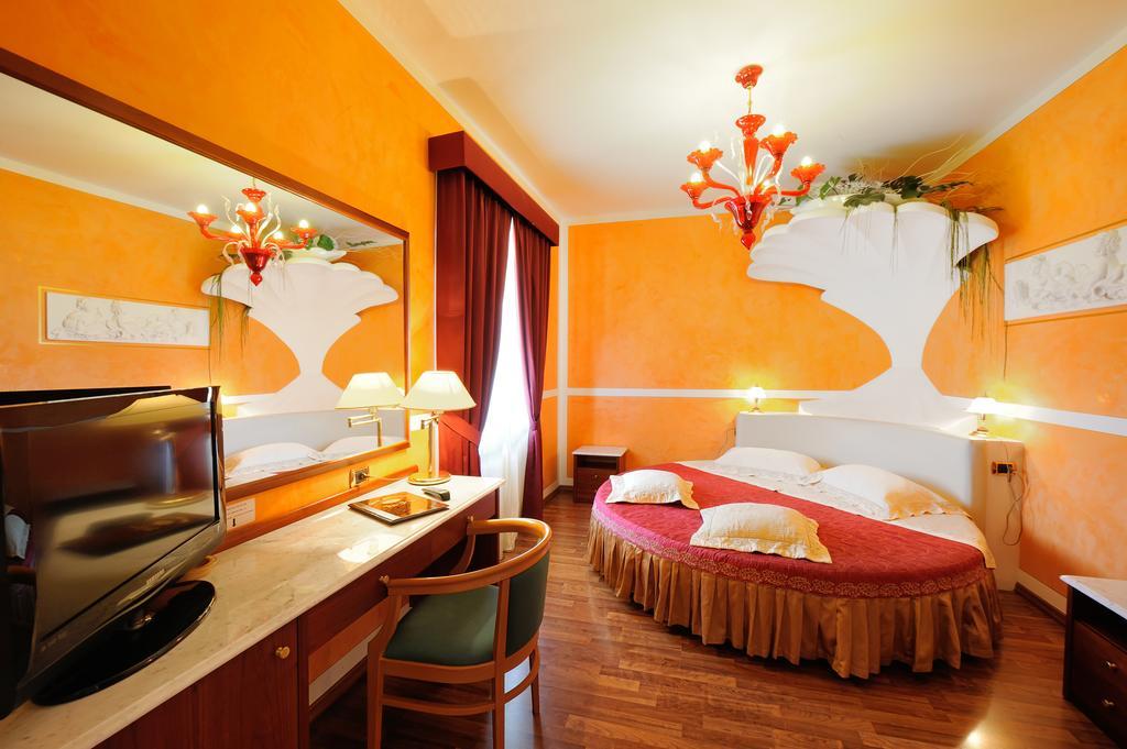 Hotel Benessere Villa Fiorita Colfiorito Exterior photo